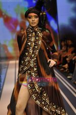 Model walks the ramp for Malini Ramani Show at Lakme Winter fashion week day 5 on 21st Sept 2010 (58).JPG